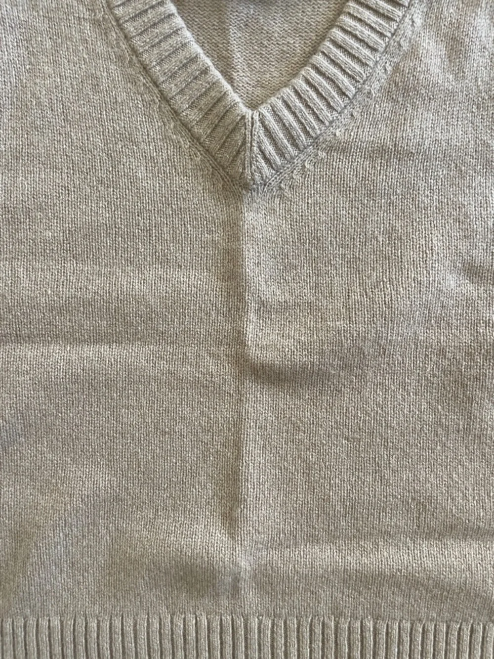 Everlane Woman’s V-Neck Sweater Vest in Beige - Picture 6 of 6